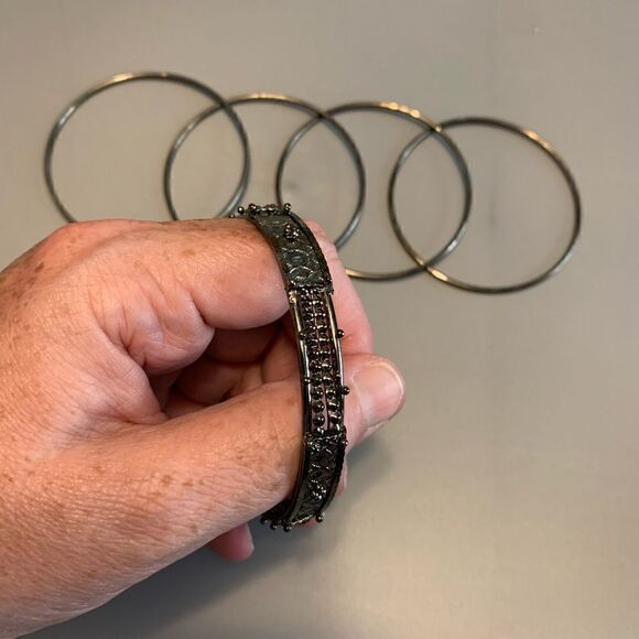 Bundle of 5 Vintage Inspired Gunmetal Gray Bangles - Picture 4 of 7